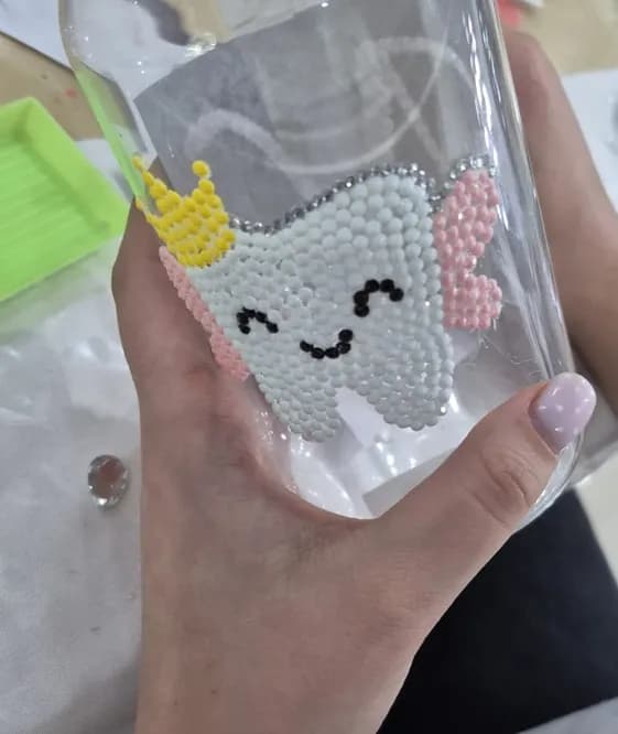 סדנת עיצוב וקישוט כוסות – עבודה מהסטודיו