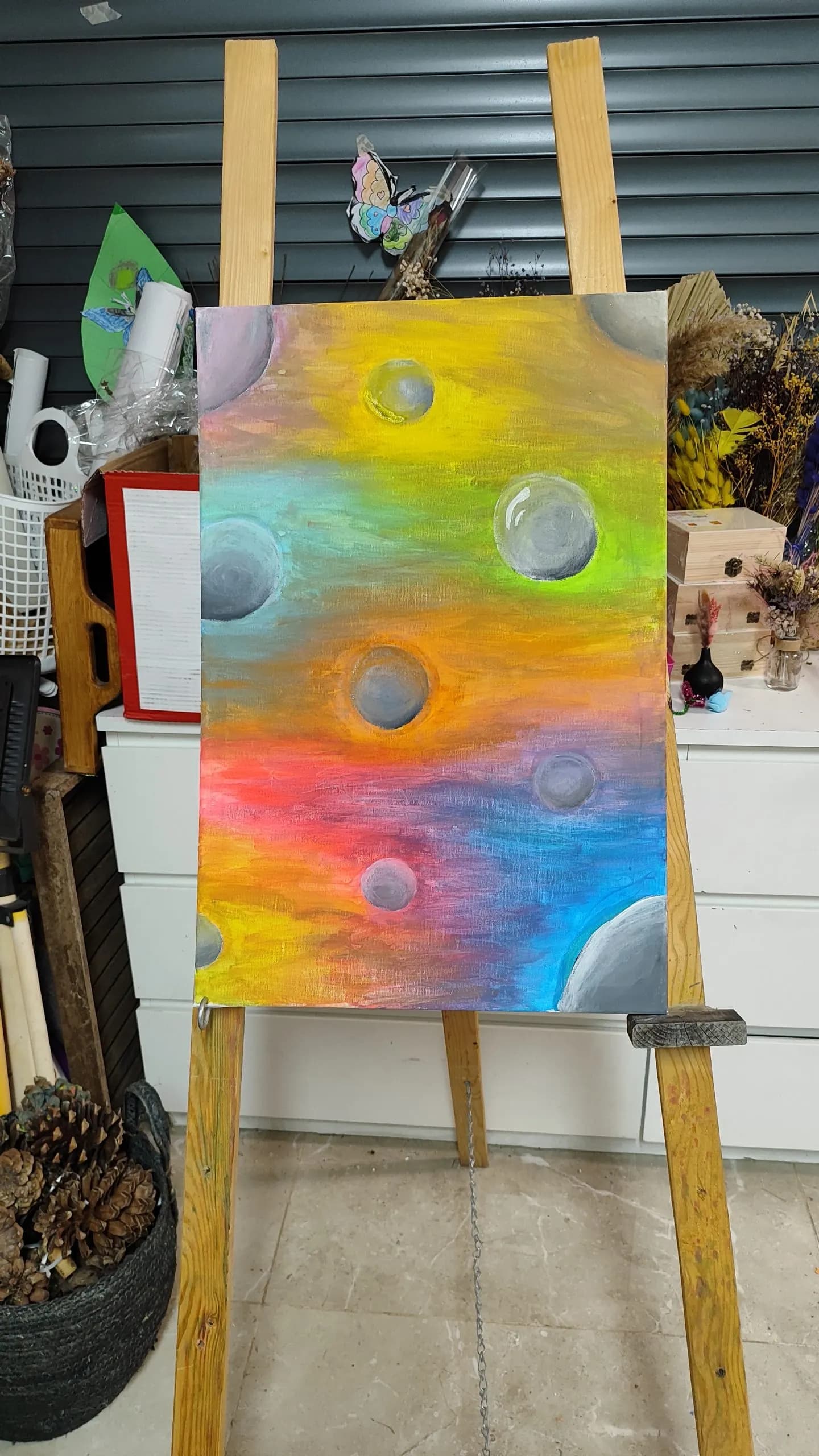ציור בצבעי הקשת על קנבס בסטודיו